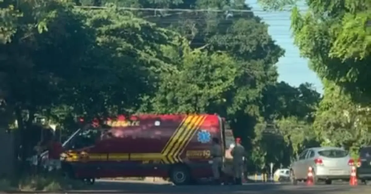 Acidente entre carro e moto mobiliza equipes de resgate na Rua Cuiabá