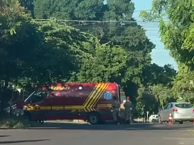 Acidente entre carro e moto mobiliza equipes de resgate na Rua Cuiabá