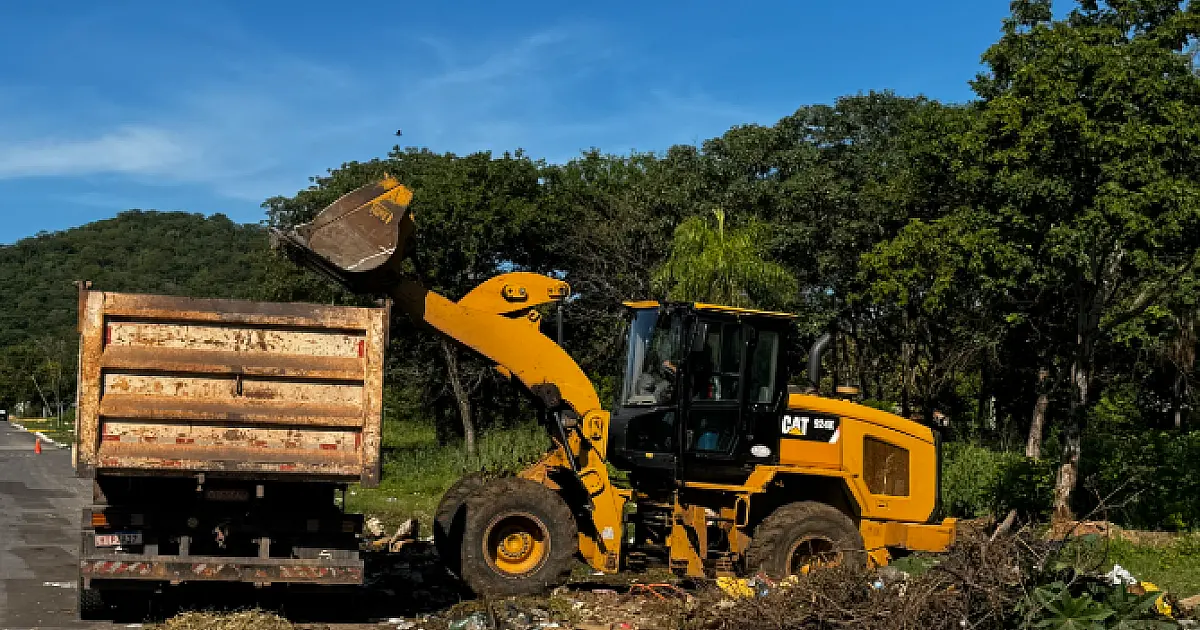 Rua São Paulo em Corumbá recebe limpeza após acúmulo de resíduos