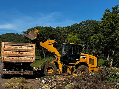 Rua São Paulo em Corumbá recebe limpeza após acúmulo de resíduos