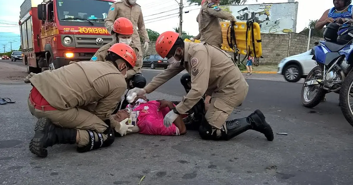 Motociclista é levado para Pronto Socorro após colisão com carro