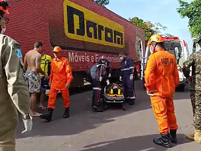 Motociclista sofre fratura em colisão com caminhão na rua Cuiabá