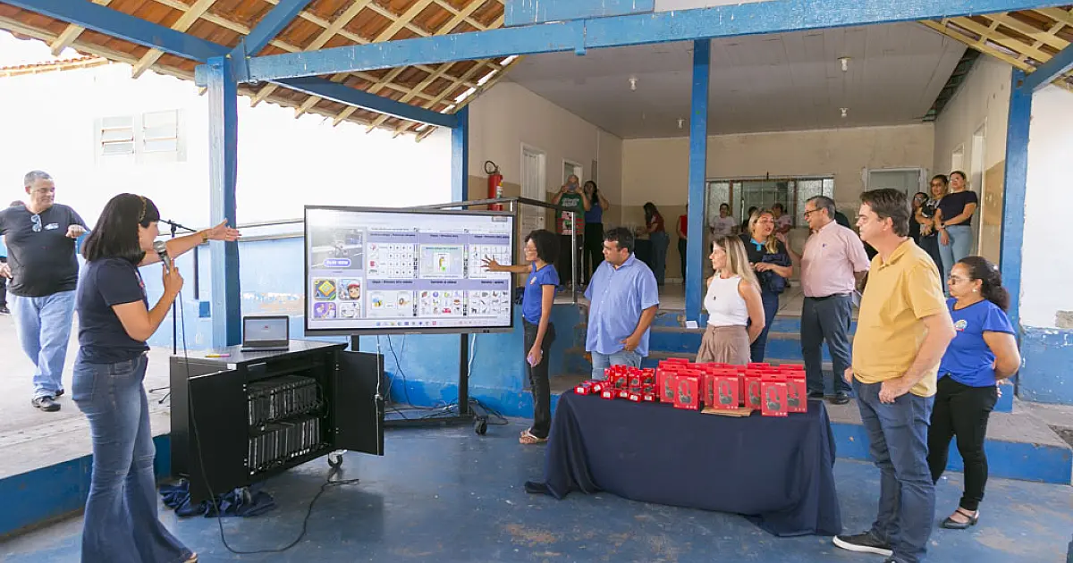 Duas Escolas municipais de Corumbá recebem lousa digital e Chromebooks