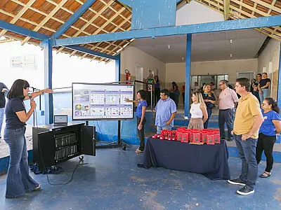Duas Escolas municipais de Corumbá recebem lousa digital e Chromebooks