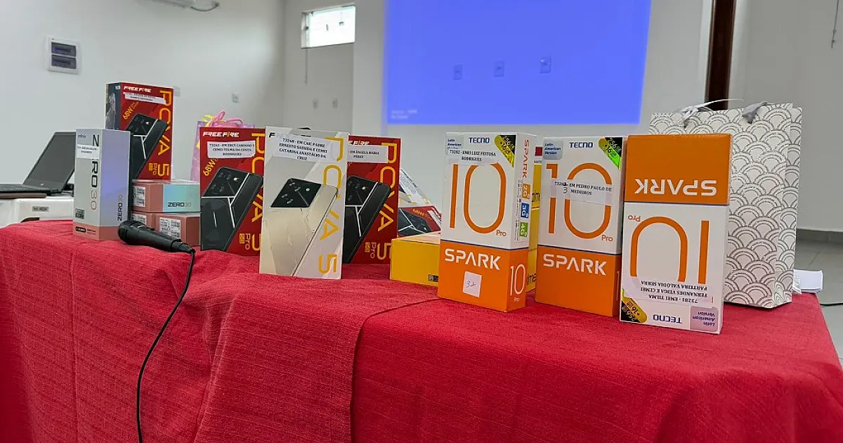 Prefeitura de Corumbá entrega aparelhos celulares para uso nas escolas municipais