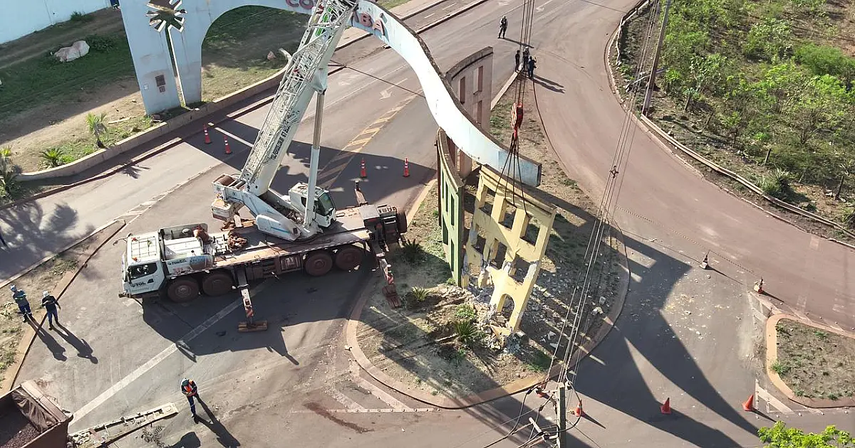 Remoção de estrutura danificada na entrada de Corumbá é concluída com segurança