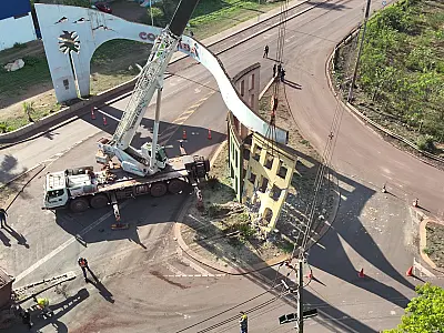 Remoção de estrutura danificada na entrada de Corumbá é concluída com segurança