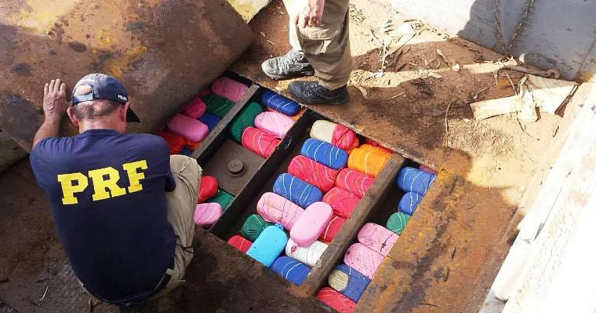 PRF apreende 100 quilos de cocaína em carreta na BR 262