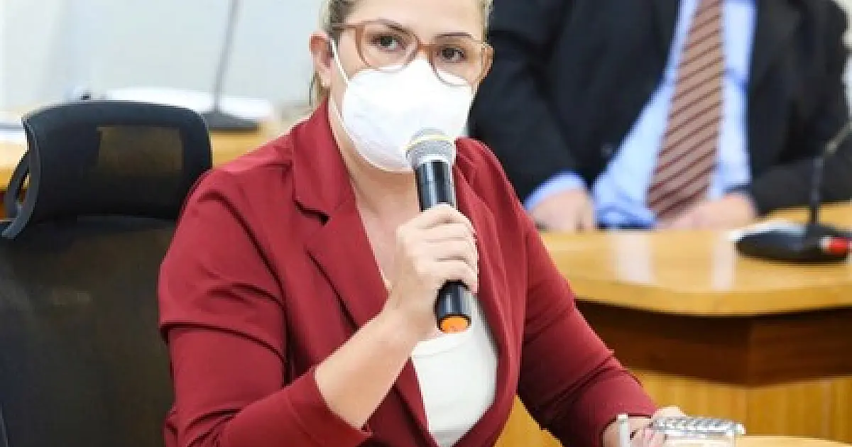 Vereadora prega conscientização sobre a menstruação e distribuição de absorventes higiênicos