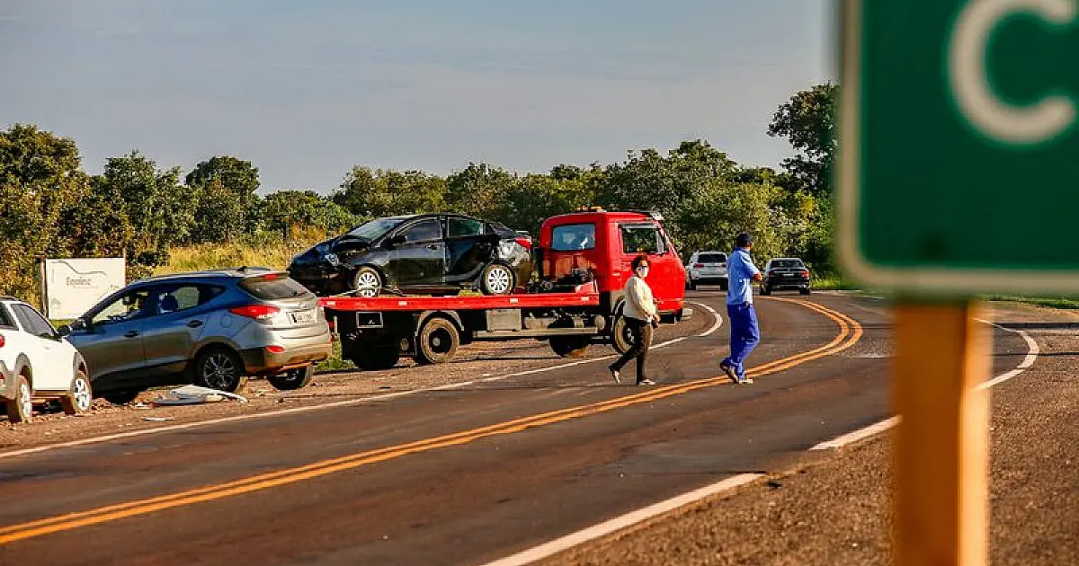 Adolescente morre em acidente entre dois carros e carreta na BR-262