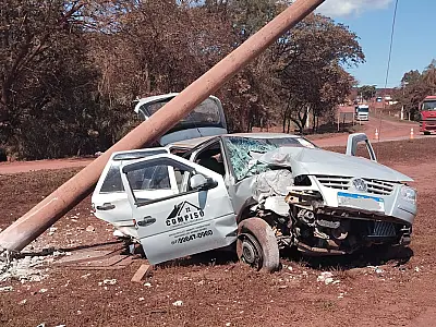 Motorista leva fechada de caminhão e colide em poste na BR 262
