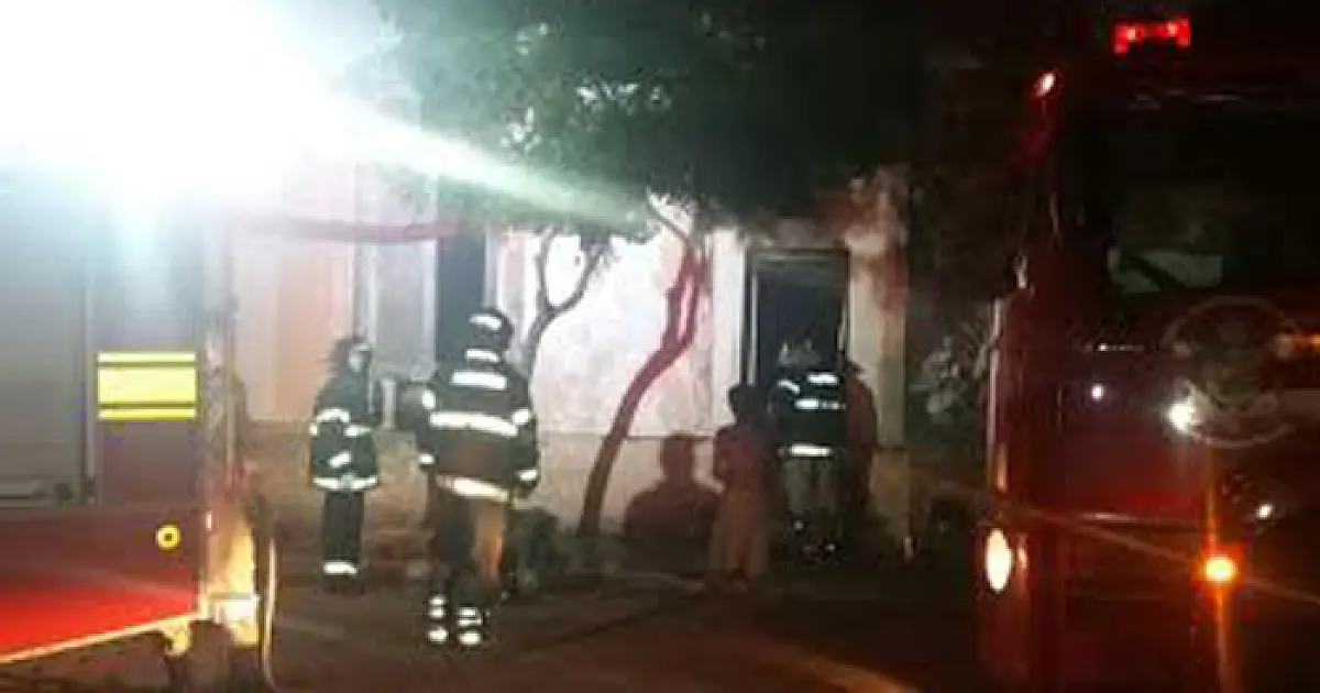 Bombeiros combatem incêndio em casarão abandonado no centro