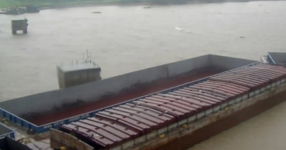 Barcaças se soltam durante temporal e ameaçam ponte do rio Paraguai