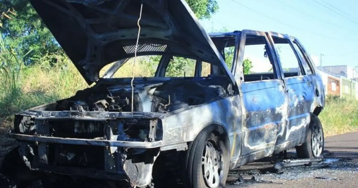 Após roubos, bandidos abandonam carro furtado e ateiam fogo