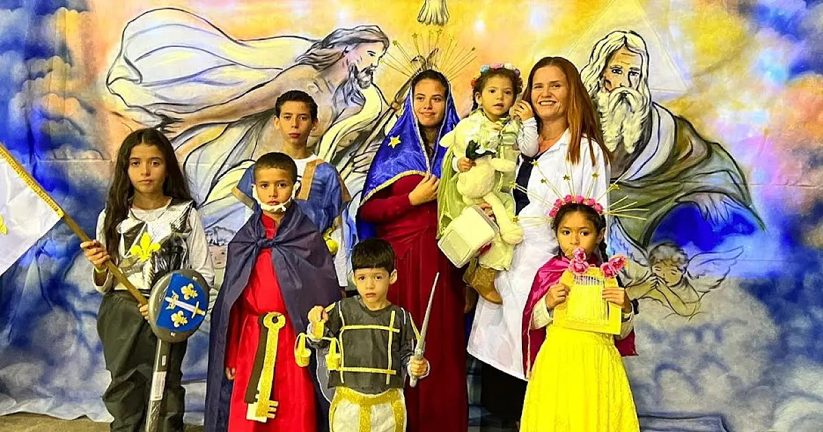 Holywins: igreja católica convida fiéis a se vestir como santos de devoção