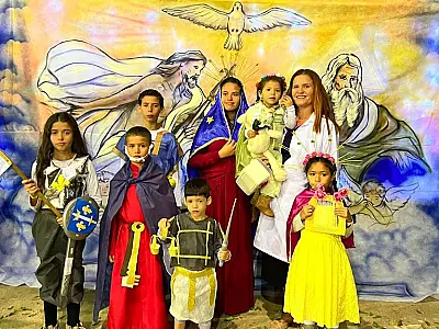 Holywins: igreja católica convida fiéis a se vestir como santos de devoção
