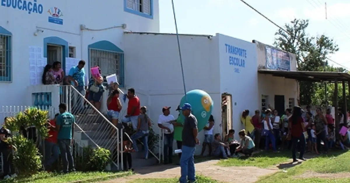 Desempregados fizeram fila por uma vaga na manhã desta terça em Ladário