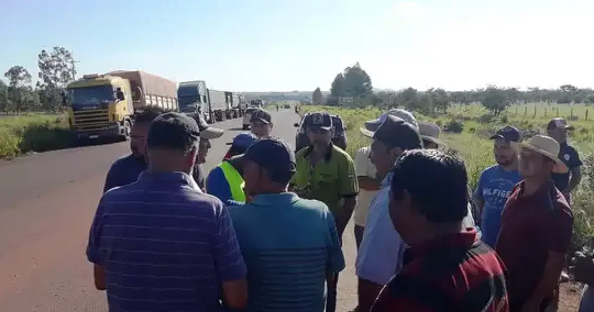 Bloqueios de caminhoneiros contra alta do diesel chegam à fronteira com MS
