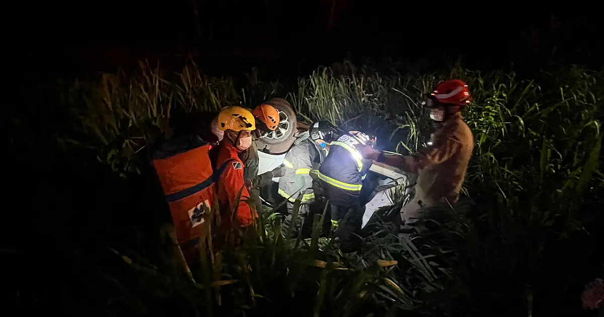 Motorista fratura a clavícula em capotamento na BR 262