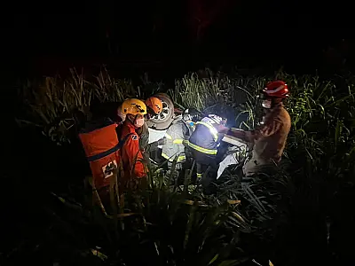 Motorista fratura a clavícula em capotamento na BR 262