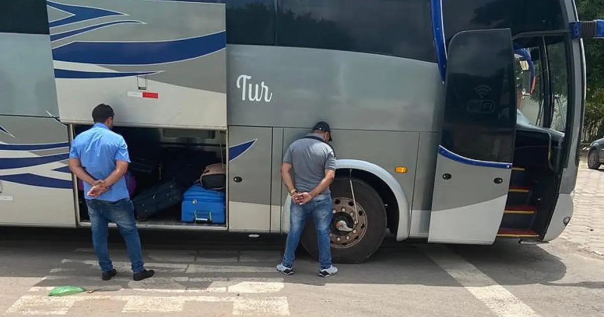 Ônibus clandestino é apreendido com imigrantes ilegais, droga e dinheiro; Sete foram presos