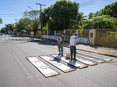 Sinalização é reforçada em frente à extensão da Escola Municipal Izabel Corrêa