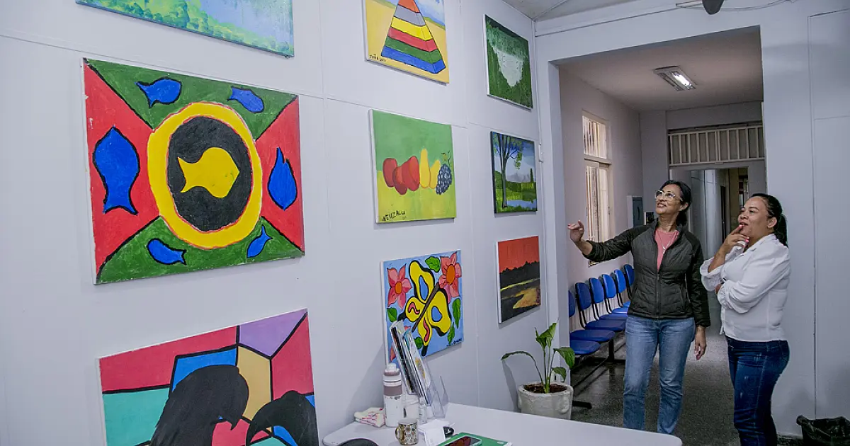 Quadros produzidos por pacientes dos CAPS são vendidos no Paço Municipal