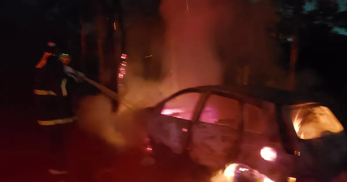 Carro pega fogo no bairro Vila Guarani