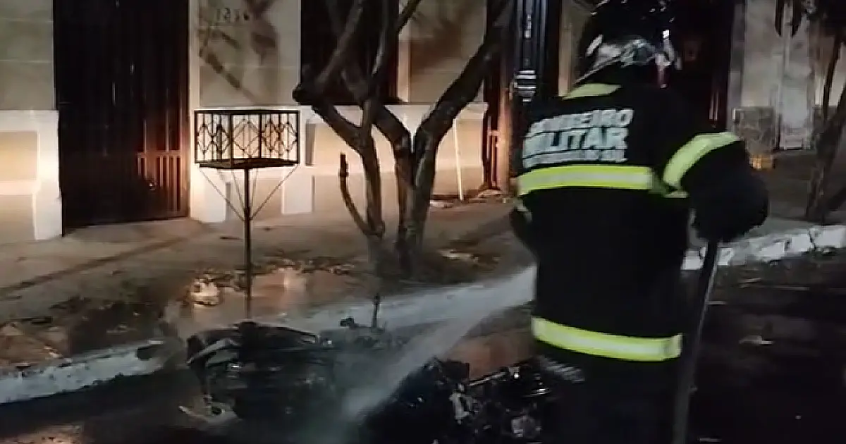 Proprietário de moto incendiada no centro suspeita de ato criminoso