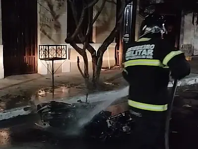 Proprietário de moto incendiada no centro suspeita de ato criminoso