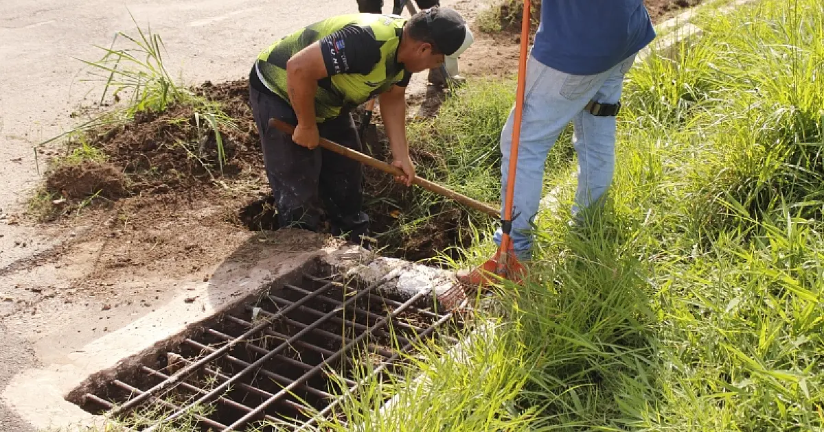 Infraestrutura faz limpeza de canaletas para reduzir alagamentos na avenida 14 de Março