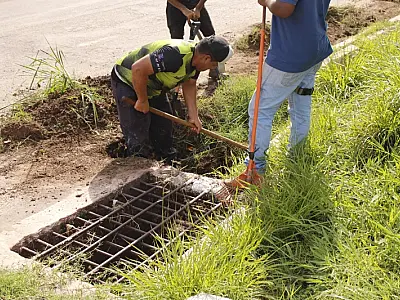 Infraestrutura faz limpeza de canaletas para reduzir alagamentos na avenida 14 de Março