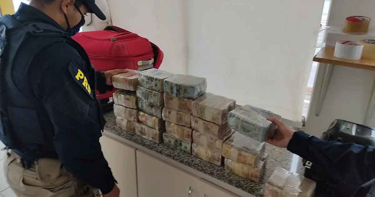Passageiro de ônibus é preso com grande quantia de dinheiro em mala