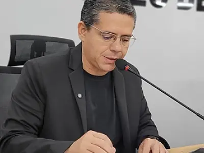 Alexandre solicita manutenção de micro-ônibus para pacientes de hemodiálise