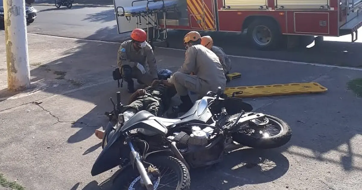 Colisão entre carro e moto deixa homem ferido