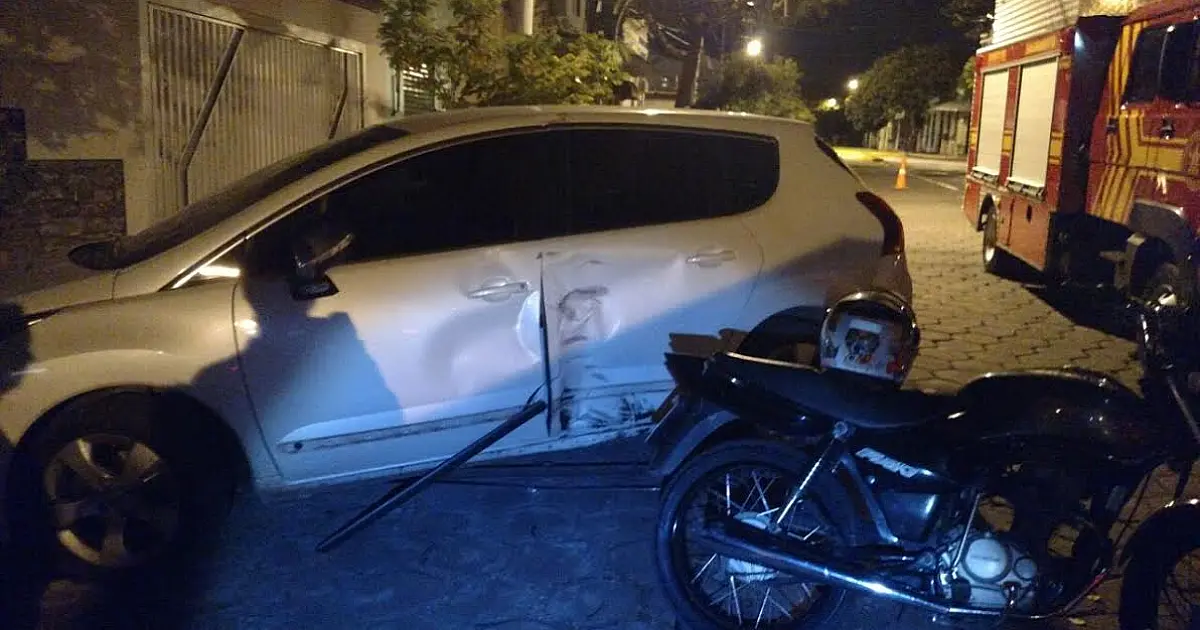 Motociclista perde dois dentes em colisão com carro estacionado