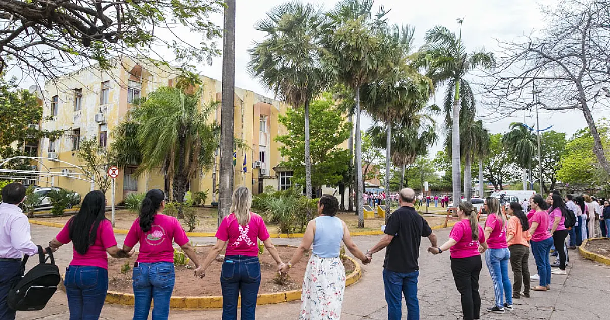 Abraço simbólico ao paço municipal marca inicio do Outubro Rosa em Corumbá