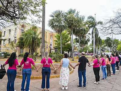 Abraço simbólico ao paço municipal marca inicio do Outubro Rosa em Corumbá
