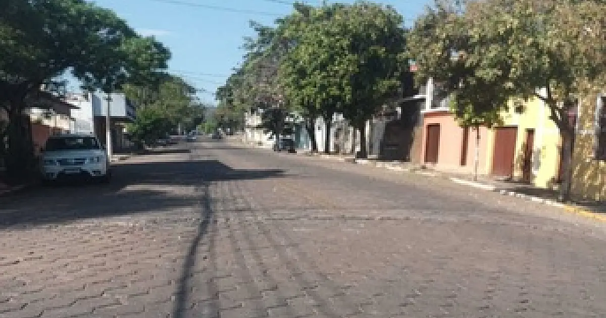 Samyr pede continuidade de obras para troca de lajotas por asfalto