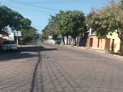 Samyr pede continuidade de obras para troca de lajotas por asfalto