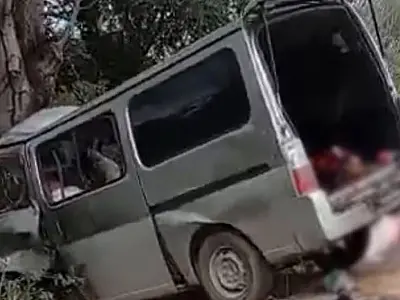 Acidente em Puerto Quijarro deixa 12 mortos após colisão de van