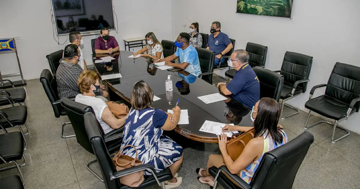 Covid-19: escolas têm até às 17h de hoje para enviar relação de servidores que querem se vacinar