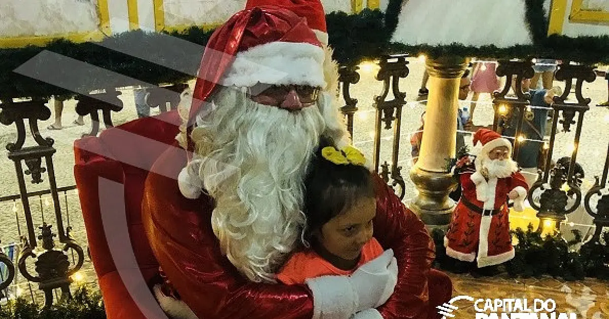 Jardim de Natal é inaugurado com milhares de pessoas em Corumbá