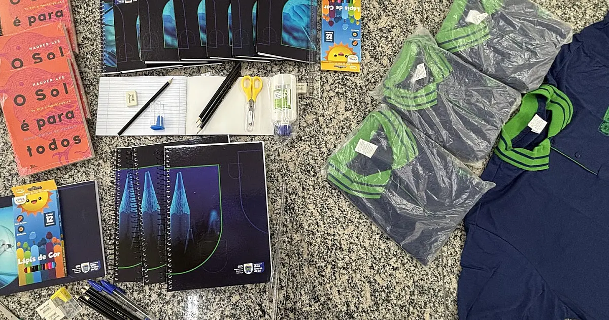 Entrega de kits escolares e uniformes para 2026 começou no Estado