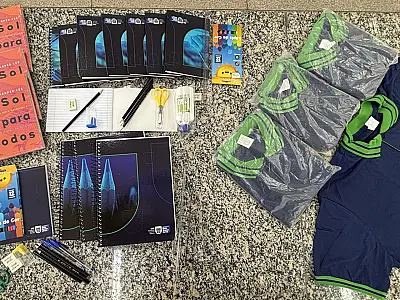 Entrega de kits escolares e uniformes para 2026 começou no Estado