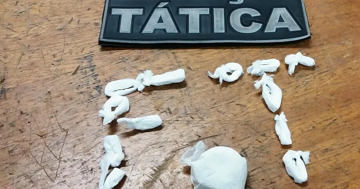 Dois são presos por porte e venda de cocaína