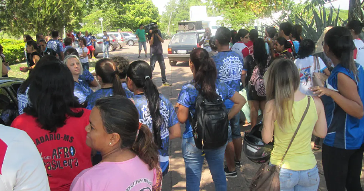 Servidores da Educação de Ladário protestam por reajuste salarial