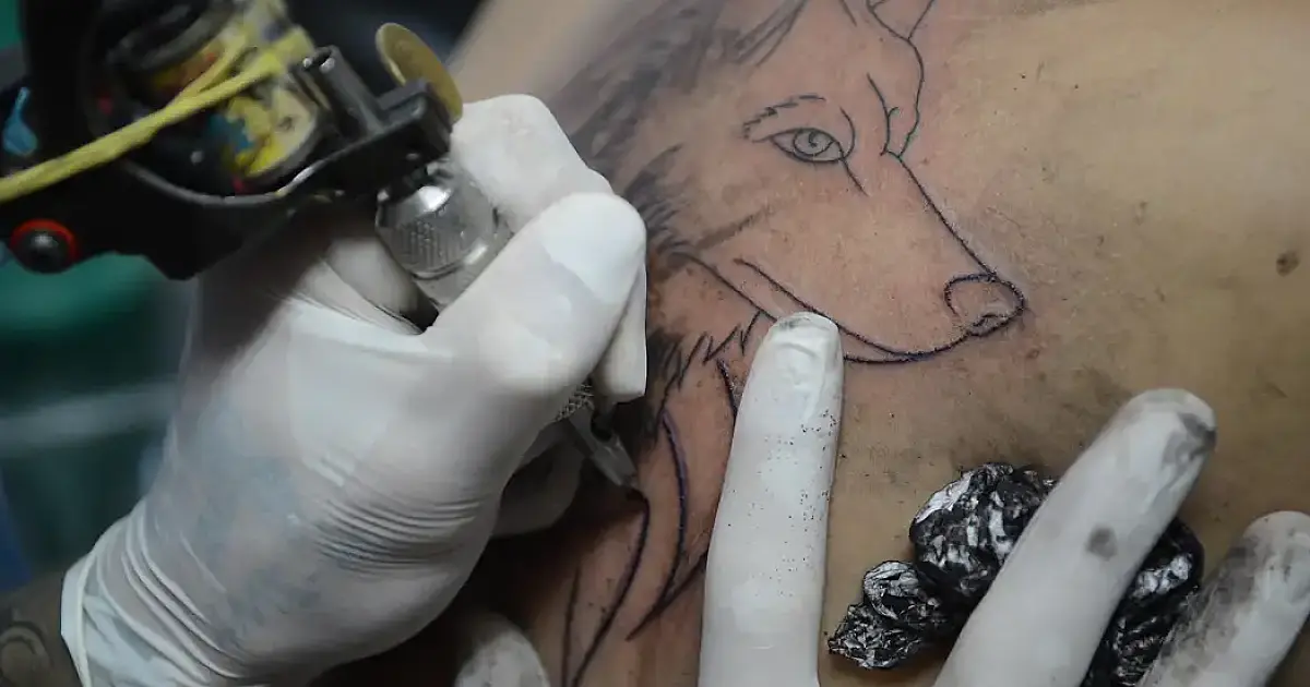 CFM proíbe anestesia para a realização de tatuagens