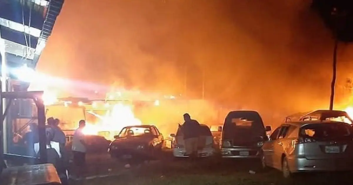 População revoltada incendeia delegacia de trânsito em Puerto Suarez