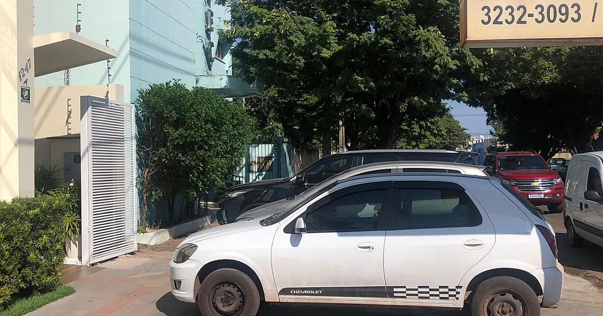 Nas calçadas carros impedem passagem de pedestres